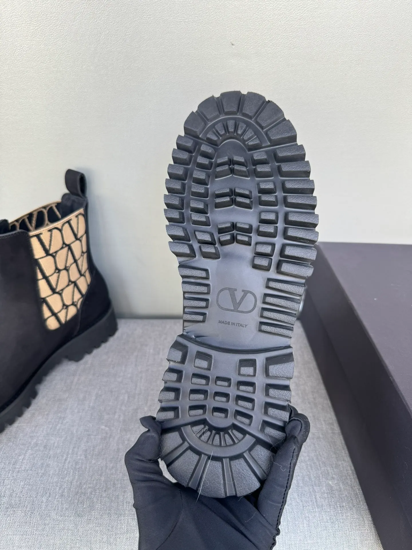[Valentino] Top P: 1000💰 Size: Men 39-44 (45 customized) Valentino VLTN casual shoes 2025 latest winter series, original 1:1 development Casual men's leather shoes Made with heavy investment, shoes and boots are made of imported cowhide that is not easy to deform, black cowhide lining, original foam outsole, black open edge beads, black suede, brown suede Factory craftsmanship, perfect products are only prepared for you who know taste! Any comparison is welcome!